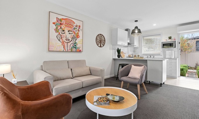 Newtown Apartment | Green Nook by the River & Geelong CBD