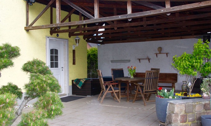 Marzahn-Hellersdorf House | Green oasis in Berlin Biesdorf holiday home