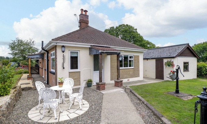 Farlow House | GREENACRES, pet friendly, with open fire in Cleobury Mortimer
