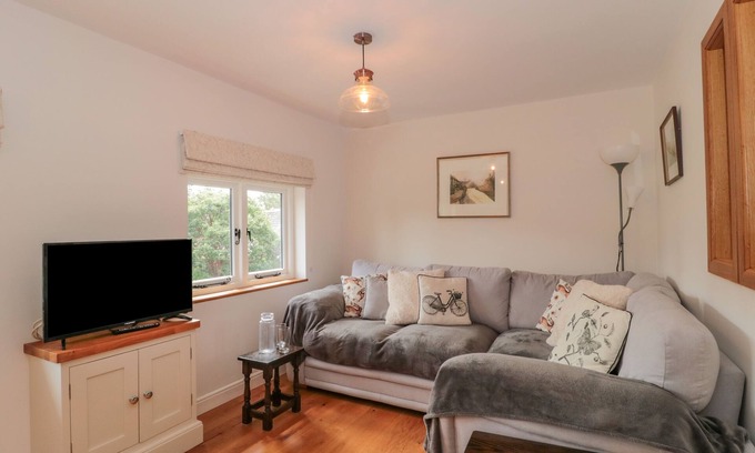 Norton Sub Hamdon Cottage | GREENHAM RISE, family friendly, with a garden in Norton-Sub-Hamdon