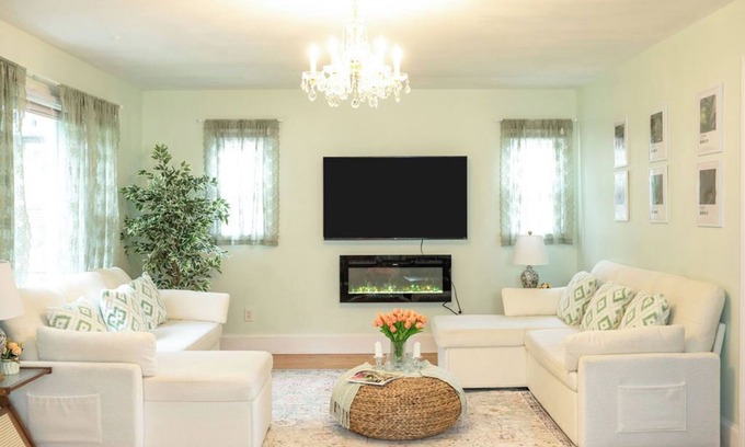 Greensboro House | Greenhouse in Greensboro - Fire Pit - Peaceful - Safe