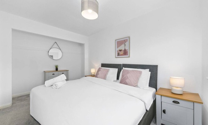 Glasgow Westend House | Greenside Getaway Newarthill