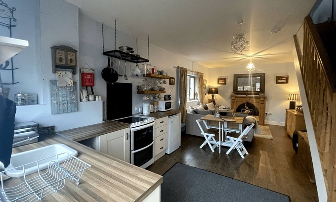 Mullaghbawn Cottage | Greenvale cottage with garden view