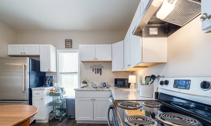 Broadway Apartment | Grey Gables: Bright, Comfy, Dog Friendly: 2 BR/1BA