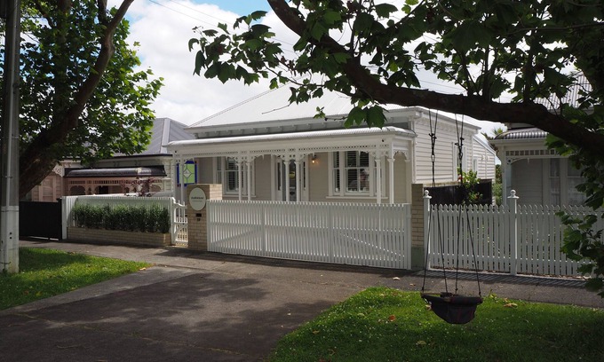 Grey Lynn Villa | Grey Lynn Villa with Sky Tower View