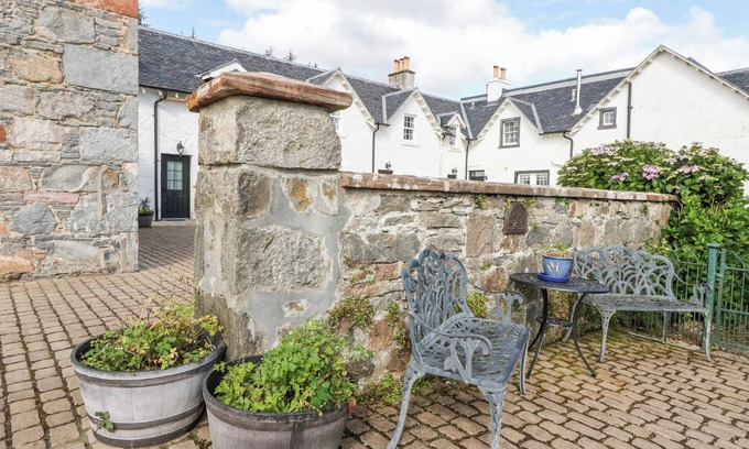 Invergarry House | GRIEVE’S HOUSE, pet friendly, with open fire in Fort Augustus
