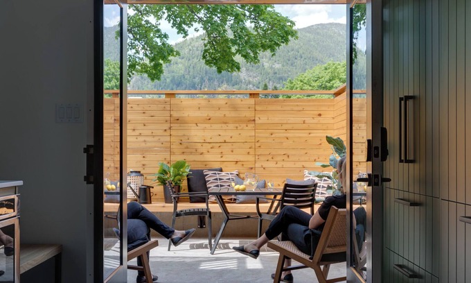 Nelson House | Grizzly Den Luxury Suite - 4 blocks from Baker St