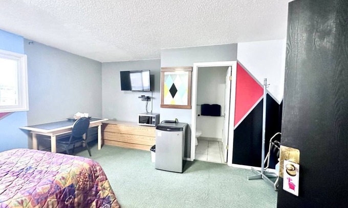 Fox Creek Hotel | Grizzly Motor Hotel