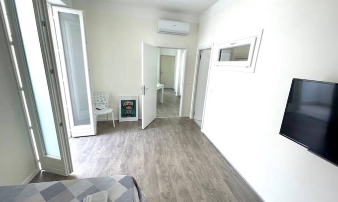 Sanremo Centre Apartment | Großes Luxusstudio, Zentrum, 250m zum Meer für 3 Personen