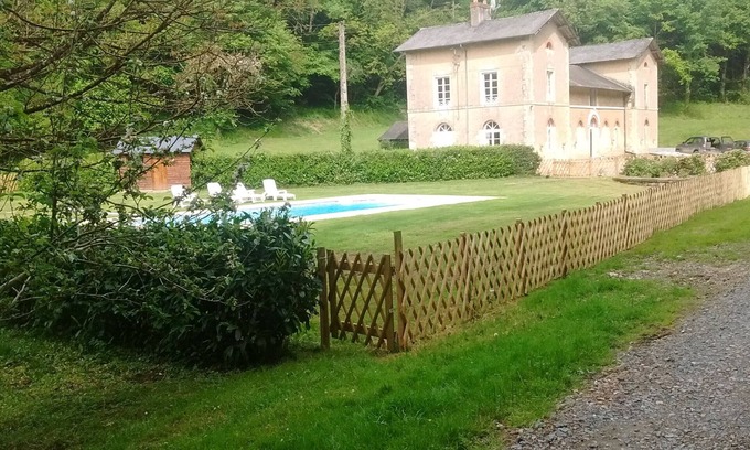 Mont-Saint-Jean Cottage | Groom's cottage is a secluded holiday home with a heated pool.Ideal for families