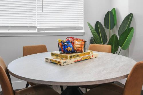 Columbia Apartment | Groovy Getaway king suites, sleeps 8, dogs ok