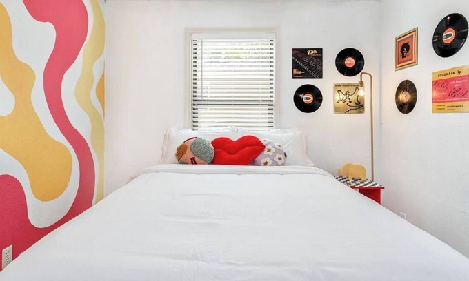 West Park House | Groovy Getaway ~Less than a mile from campus!