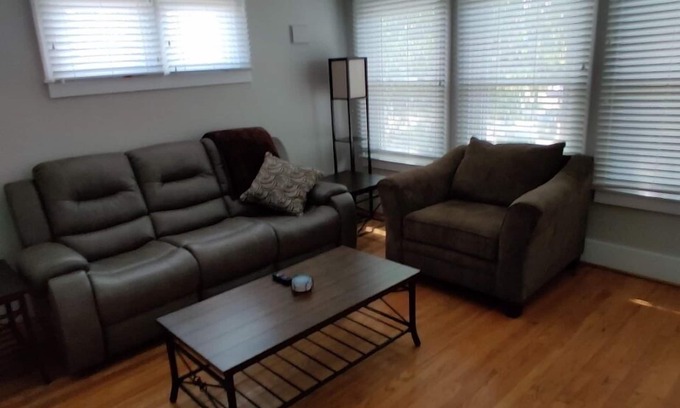 Grosse Pointe House | Grosse Pointe Cozy★ ★Downtown Detroit Close