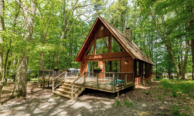 Sky Valley House | Grossi's Geschenk: Lake Access, Dogs Welcome, Dock Slip, Hot Tub, Fireplace!
