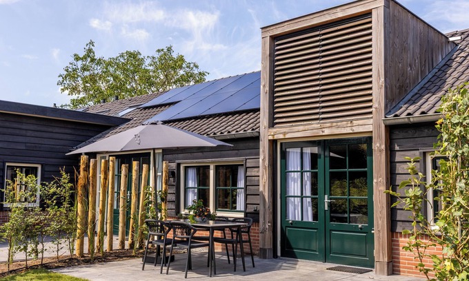 Municipality of Ede House | Ground-floor 4-person lodge with a private hot tub in the garden. Compact, cozy and fully equipped.