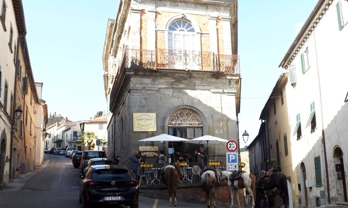 Scansano Apartment | Ground floor apartment with terrace in town centre