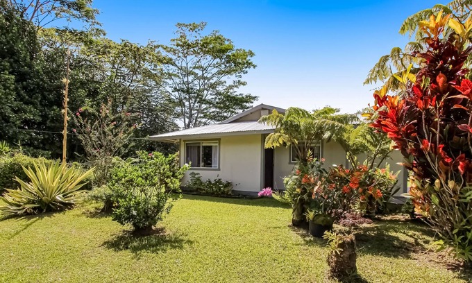 Kapoho House | Ground-floor dog-friendly home with patio, gazebo, washer/dryer, & garden views