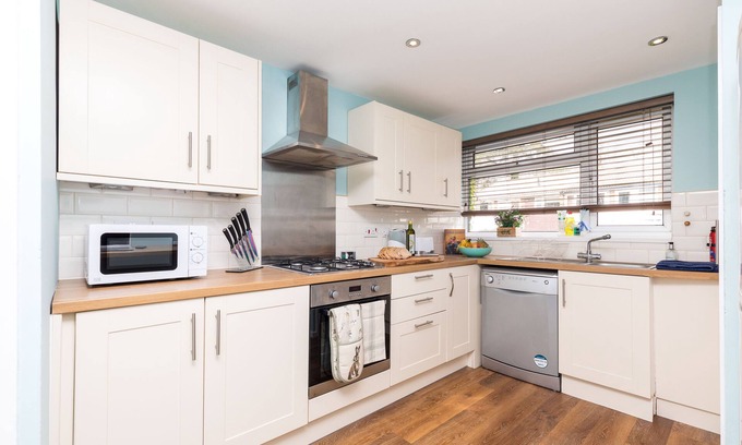 Horsham Apartment | Ground floor maisonette with patio, close to town!
