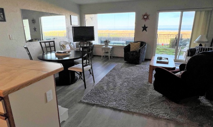 Seaside Condo | Ground floor Oceanfront 2 blocks from downtown shopping and eateries
