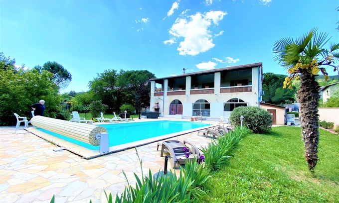 Mercuer Cottage | Ground floor of a large villa, with shared heated pool, jacuzzi, parkland