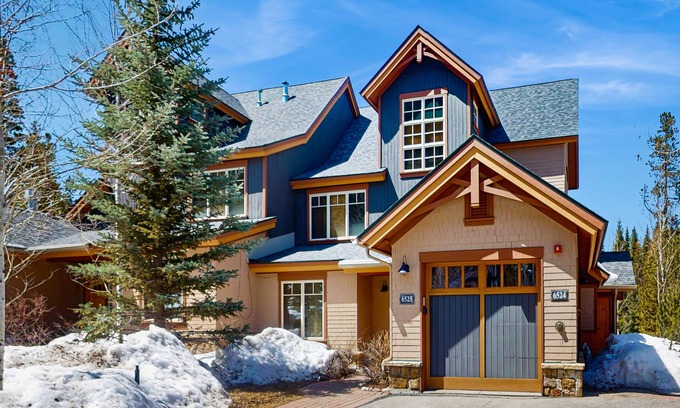 Keystone Condo | Ground level condo w/shared pool table & outdoor pool/hot tub - Dogs ok