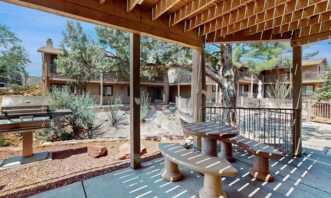 Oak Creek Condo | Ground-level condo with pool, patio, shared laundry, bbq grill