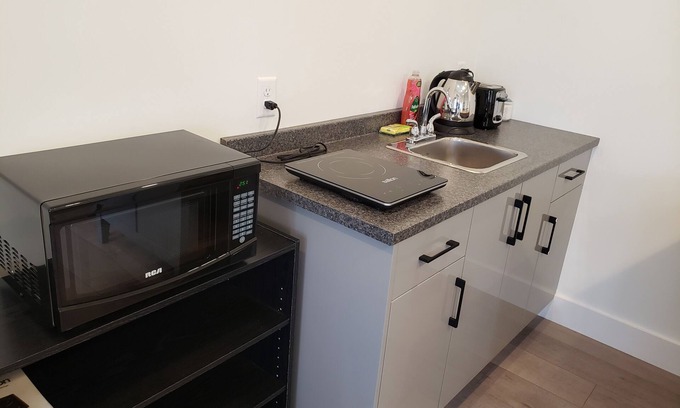 Halifax Apartment | Ground level spacious apt., 18min to DT