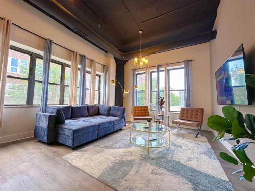 Near South Side Apartment | Group Friendly Spacious 3BR Suite with Optional Parking and Gym Access Sleeps 10 Guest Near McCormick Place and Soldier Field