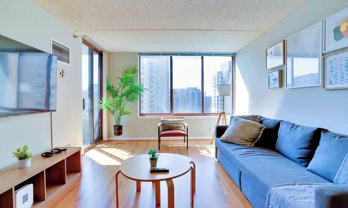 Crystal City Apartment | Group-Friendly Stay + Gym Access