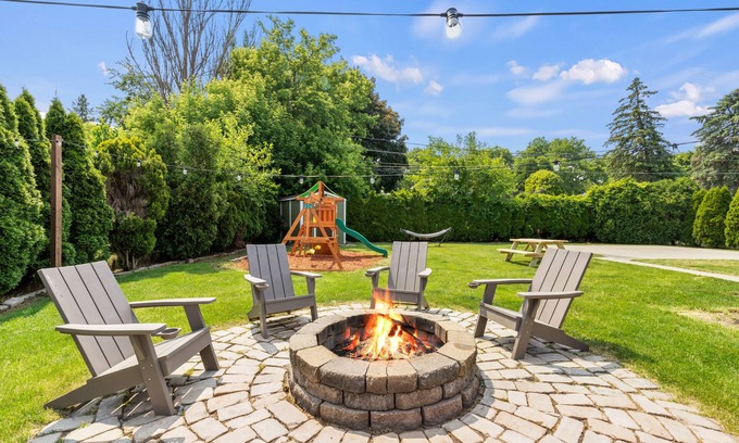 Milwaukee House | Group Getaway Retreat: Hot tub, Game Room, Cinema & Firepit
