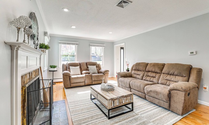 Southington House | Group Getaway w/Outdoor Oasis in Southington!