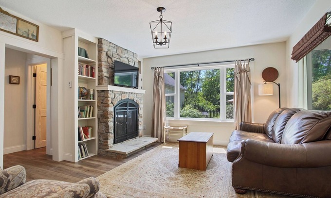 Taylors Falls Cottage | Grove Cottage walkable Taylors Falls retreat- close to Minneapolis/St. Paul!