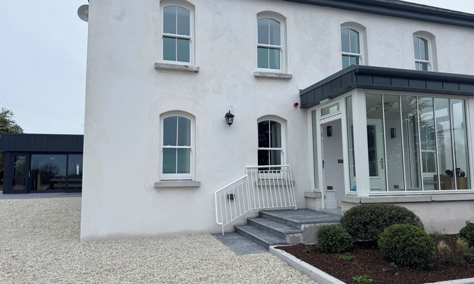 Schull House | Grove House Schull, Harbour Views, walking distance to all amenities