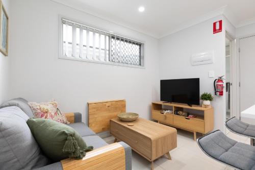 Rocklea Apartment | GST Credits! AC! Shops! Parking! Espresso! 531F1