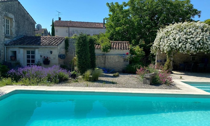 Echallat House | Guaranteed peace and quiet in the heart of the Charente vineyards