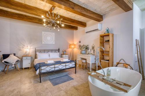 Gudja Apartment | Gudja 2BR - A Home of Character in the Village Core