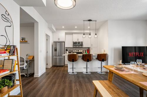 Springbank Hill House | Guest Favorite with Garage, Free Banff Pass, Netflix, King Bed, Balcony, Perfect for Couples, Sleeps 4
