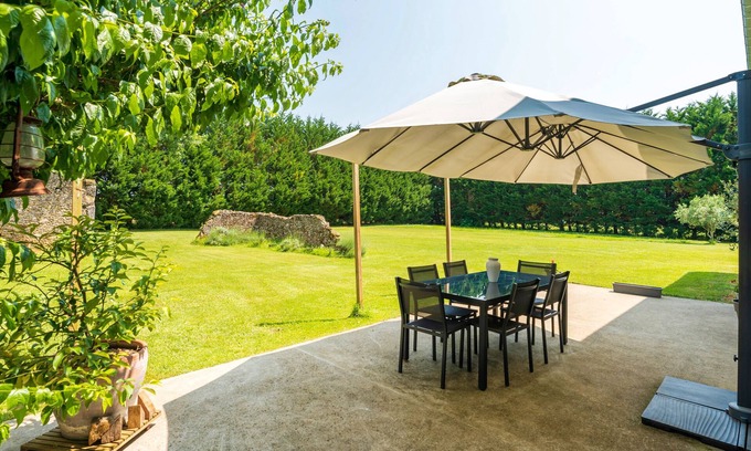 Mauleon-d'Armagnac Bed & Breakfast | Guest House 'Chambre Balneo' with Private Terrace, Wi-Fi and Air Conditioning