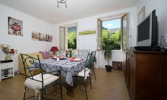 Auzat Bed & Breakfast | Guest House 'Jolie Chambre Au Calme À Auzat' with Mountain View