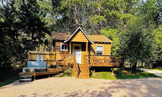 Rapid City Cabin | Guest House Studio Cabin w/Hot Tub and Beautiful Views.