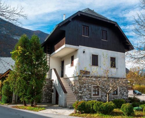 Cezsoca House | Guest house Vila Korošec