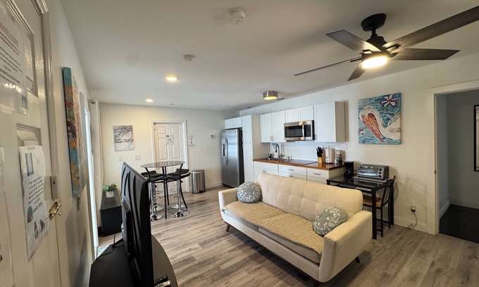 Mangonia Park House | Guest house West Palm Beach 1br/1 bathn