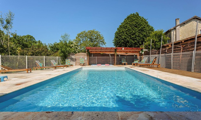 Genouille Bed & Breakfast | Guest Room "Rubis" with Private Garden, Wi-Fi and Air Conditioning
