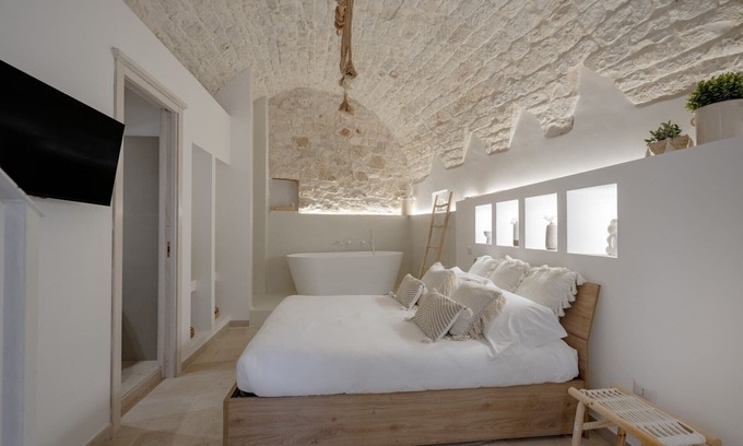 Conversano Apartment | GuestHost - Aline's Home - Iris Room