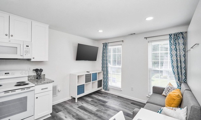 Norfolk - Virginia Beach Apartment | Guesthouse in ideal location with private entrance