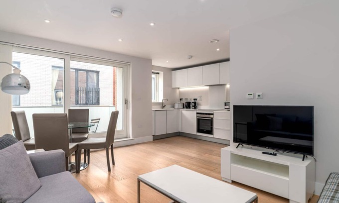Cathedrals Apartment | GuestReady - Modern stay in Southwark
