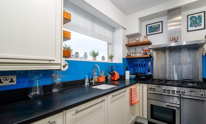 Cathedrals Apartment | GuestReady - Vibrant home near London Eye