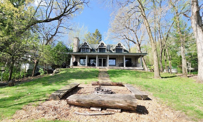 Brodhead Cabin | Guests rave, Beautiful Lakefront Log home w/King