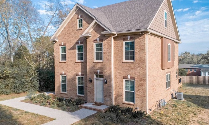 Spring Hill House | Guests Rave: Clean Duplex on Quiet Cul-de-Sac