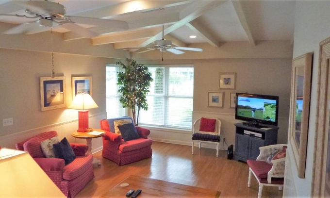 Jekyll Island House | GUIDING LIGHT UNIT C - GROUNDFLOOR by Jekyll Realty